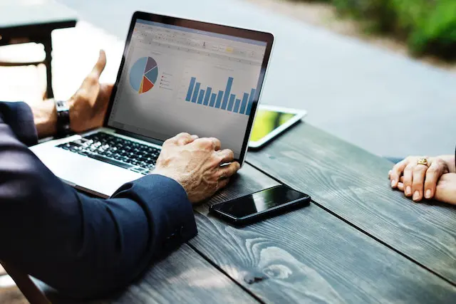 Abbiamo capito dunque come il content marketing non sia né un’arte né una scienza esatta, ma in linea di massima la combinazione di entrambe. Avendo sempre sott’occhio i dati il content strategist occupa una posizione migliore per offrire non solo ciò che il pubblico desidera ma anche ciò di cui ha bisogno il brand, ovvero un target coinvolto. Una strategia di content marketing basata sui dati può essere inoltre non solo più efficace, ma anche più efficiente, incentivando il risparmio di tempo e denaro concentrandosi sui contenuti che più avvicinano l’interesse del pubblico a ciò che l’azienda vuole comunicare. In poche parole quindi occhio analitico e mano creativa: più si cercherà di alimentare la parte artistica facendosi guidare dai gusti e dalle preferenze riscontrati nel pubblico, più sarà di valore il risultato ottenuto.